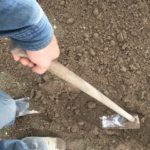 腰が痛くならない鍬（くわ）の使い方①　道具の選び方